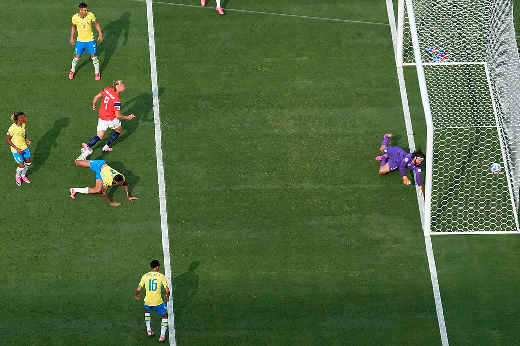 Norways Erling Haaland (9) scores their opening goal during the World Cup round of 16 soccer match between Brazil and Norway in East Rutherford