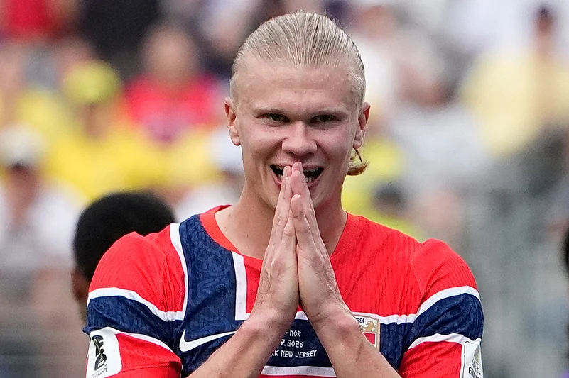 Norways Erling Haaland (9) reacts after Norway missed a chance to score during the World Cup round of 16 soccer match between Brazil and Norway in East Rutherford