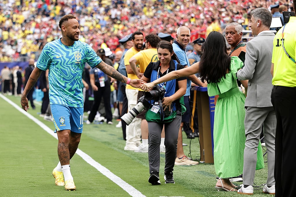 Brazil's Neymar (10) during the warm up ahead the World Cup round of 16 soccer match between Brazil and Norway in East Rutherford - Adam Hunger/AP Photo