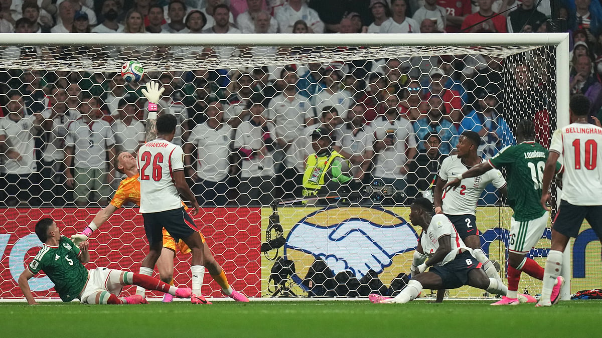 Mexico's Julian Quinones, 2nd right, scores his side's first goal past England goalkeeper Jordan Pickford during the World Cup round of 16 soccer match between Mexico and England in Mexico City, Sunday, July 5, 2026 - (AP Photo/Silvia Izquierdo)