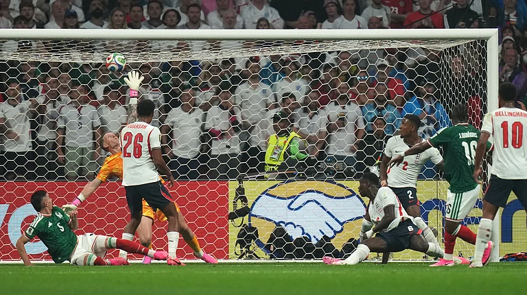 Mexico's Julian Quinones, 2nd right, scores his side's first goal past England goalkeeper Jordan Pickford during the World Cup round of 16 soccer match between Mexico and England in Mexico City, Sunday, July 5, 2026 - (AP Photo/Silvia Izquierdo)