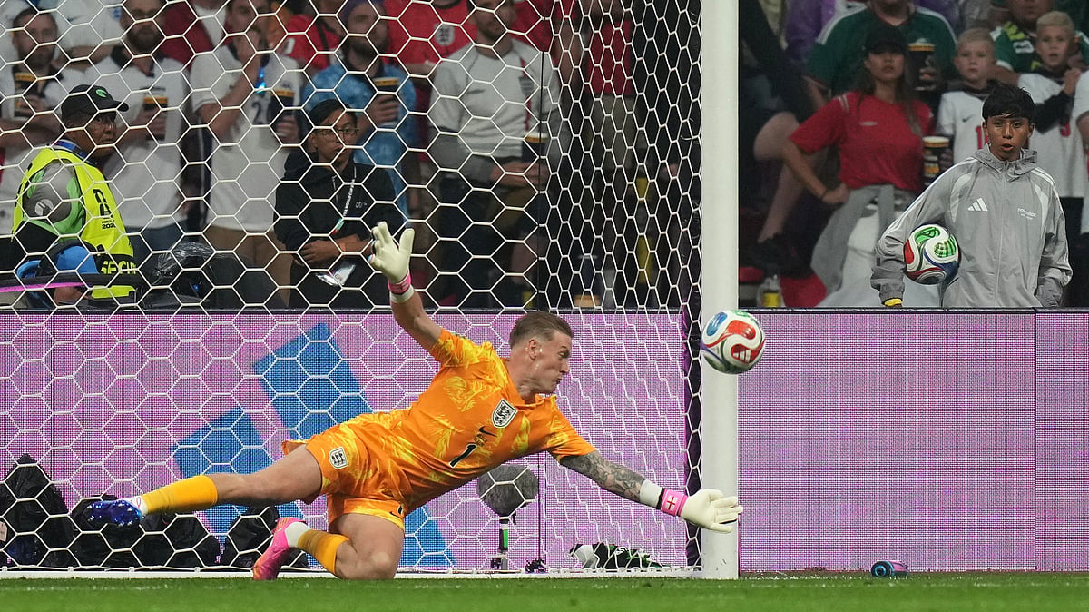 England goalkeeper Jordan Pickford saves a header from Mexico's Raul Jimenez during the World Cup round of 16 soccer match between Mexico and England in Mexico City, Sunday, July 5, 2026 - (AP Photo/Silvia Izquierdo)