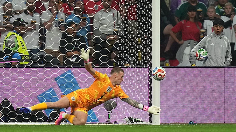 England goalkeeper Jordan Pickford saves a header from Mexico's Raul Jimenez during the World Cup round of 16 soccer match between Mexico and England in Mexico City, Sunday, July 5, 2026 - (AP Photo/Silvia Izquierdo)