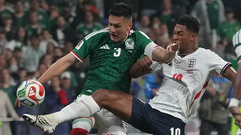 England's Jude Bellingham (10) battles for the ball with Mexico's Cesar Montes (3) during the World Cup round of 16 soccer match between Mexico and England in Mexico City, Sunday, July 5, 2026 - (AP Photo/Eduardo Verdugo)