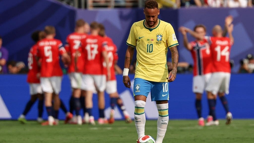 Brazil's Neymar (10) reacts after Norway's Erling Haaland (9) scored the opening goal during the World Cup round of 16 soccer match between Brazil and Norway in East Rutherford - Adam Hunger/AP Photo