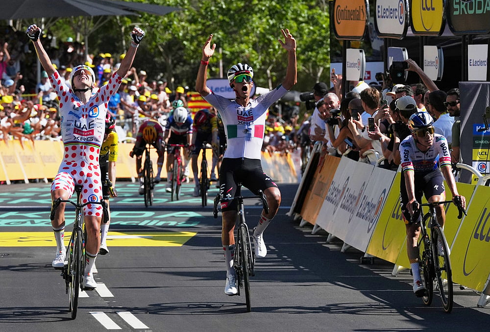 Mexico's Isaac Del Toro, center, celebrates as he crosses the finish line to win the second stage of the Tour de France cycling race with start in Tarragone and finish in Barcelona, Spain, Sunday, July 5, 2026.  - | Photo: AP/Thibault Camus