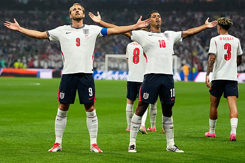 England's Jude Bellingham (10) celebrates with teammate Harry Kane (9) after scoring his team's first goal during the World Cup round of 16 soccer match between Mexico and England in Mexico City, Sunday, July 5, 2026