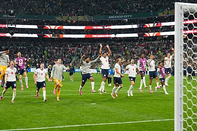 (AP Photo/Ricardo Mazalan) : England players celebrate after the World Cup round of 16 soccer match between Mexico and England in Mexico City, Sunday, July 5, 2026