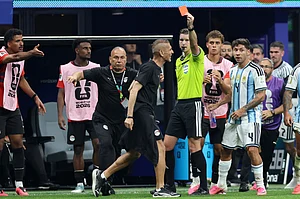 (AP Photo/Colin Hubbard) : Referee Francois Letexier, of France, shows a red card to a staff member of the Egyptian team after Argentina scored their third goal during the World Cup round of 16 soccer match between Argentina and Egypt in Atlanta, Tuesday, July 7, 2026.
