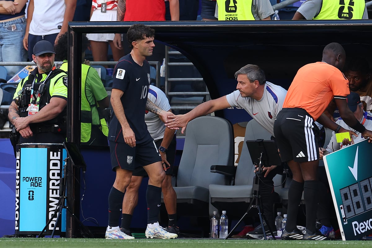 United States' Christian Pulisic (10) is greeted by a team member as he is being substituted during the World Cup round of 16 soccer match between the United States and Belgium in Seattle, Monday, July 6, 2026 - (AP Photo/Maddy Grassy)