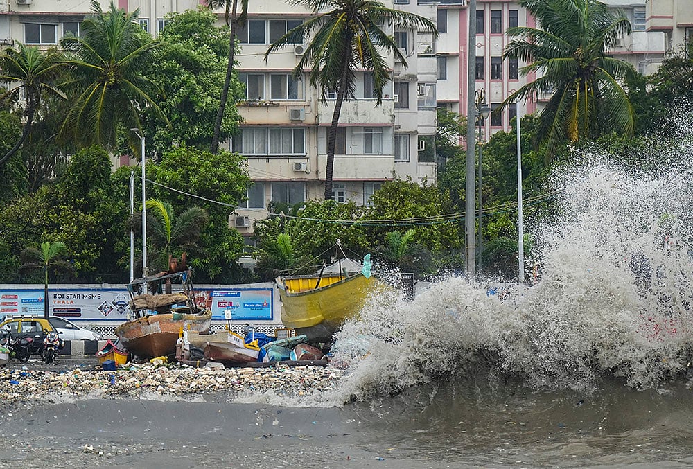 Weather: High tide in Mumbai