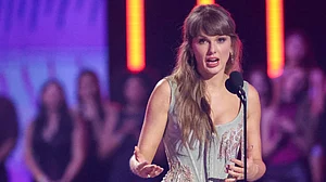 X : Taylor Swift Wins Plagiarism Lawsuit