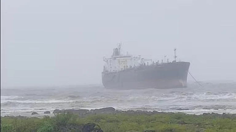 Nicaragua-Flagged Merchant Tanker Remains Stuck Off Mumbai Coast for 2nd Day - null