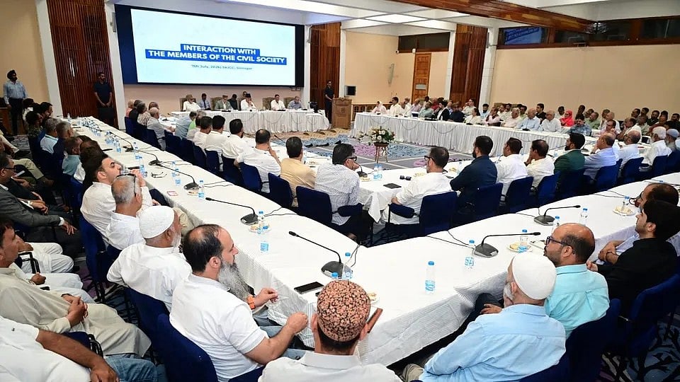 Over 150 Civil Society Representatives Adopt Resolution Seeking J-K Statehood Restoration - null