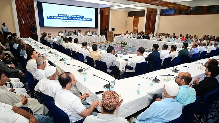 Over 150 Civil Society Representatives Adopt Resolution Seeking J-K Statehood Restoration - null