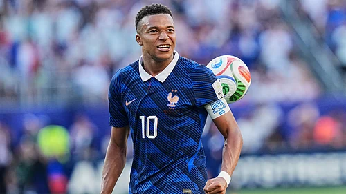 (AP Photo/Martin Meissner) : Paraguay goalkeeper Orlando Gill (12) throws the ball at Frances Kylian Mbappe (10) at the end of the World Cup round of 16 soccer match between Paraguay and France in Philadelphia, Saturday, July 4, 2026