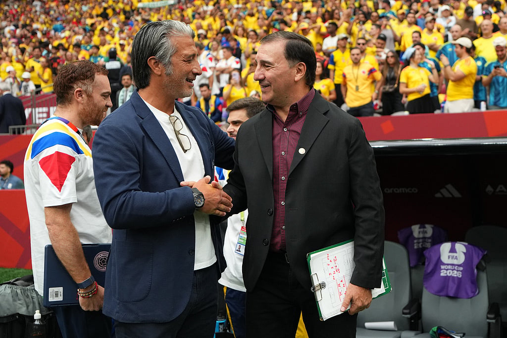 Switzerlands Murat Yakin, left, and Colombias Néstor Lorenzo meet before the World Cup round of 16 soccer match between Switzerland and Colombia in Vancouver, British Columbia