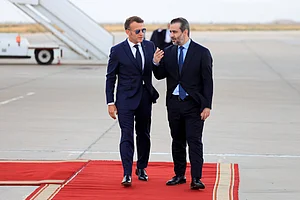 IMAGO / ABACAPRESS : French President Macron Arrives For A State Visit To Damascus France s President Emmanuel Macron (L) is welcomed by Syria s Foreign Minister Asaad al-Shaibani (R) as he arrives for a state visit at the Damascus International Airport in Damascus on July 6, 2026.