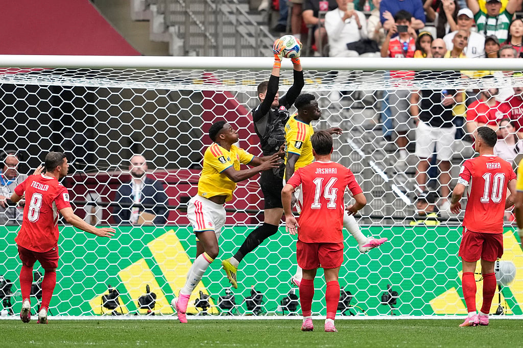 Switzerlands Gregor Kobel, center, grabs the ball during the World Cup round of 16 soccer match between Switzerland and Colombia in Vancouver, British Columbia