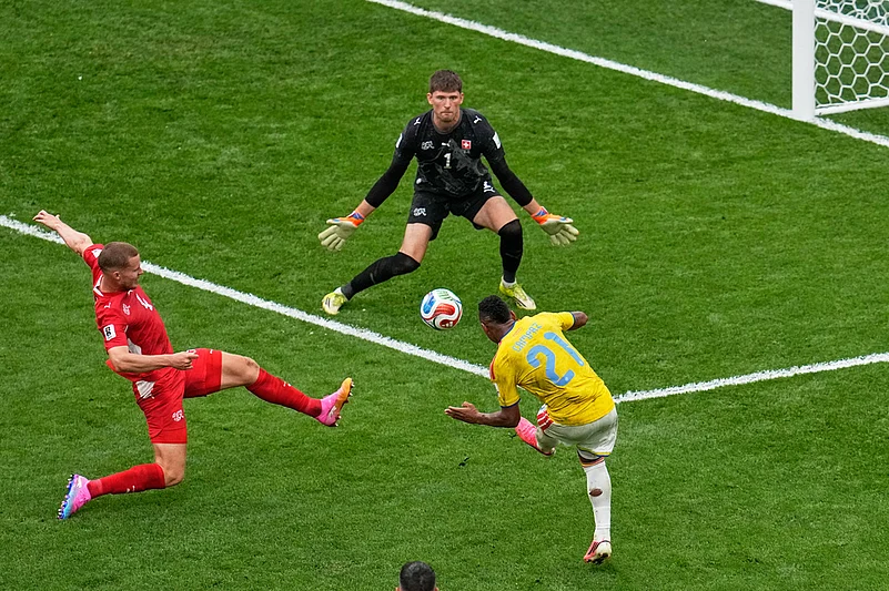 Colombias Jaminton Campaz (21) misses a shot on goal as Switzerland goalkeeper Gregor Kobel (1) defends during the World Cup round of 16 soccer match in Vancouver, British Columbia