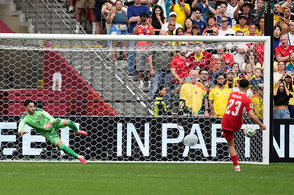 Switzerlands Zeki Amdouni, right, scores against Colombias Camilo Vargas during a penalty shootout in the World Cup round of 16 soccer match between Switzerland and Colombia in Vancouver