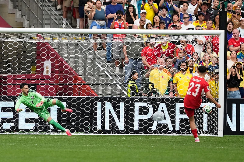 Switzerlands Zeki Amdouni, right, scores against Colombias Camilo Vargas during a penalty shootout in the World Cup round of 16 soccer match between Switzerland and Colombia in Vancouver