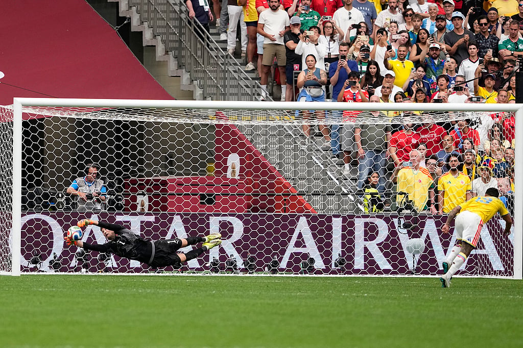 Colombias Cucho Hernández, right, cannot score against Switzerlands Gregor Kobel during a penalty shootout in the World Cup round of 16 soccer match between Switzerland and Colombia in Vancouver, British Columbia
