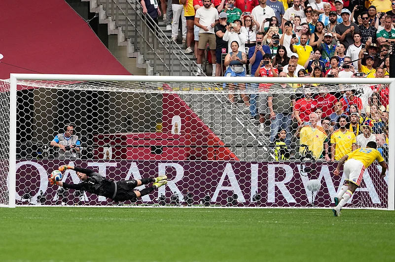 Colombias Cucho Hernández, right, cannot score against Switzerlands Gregor Kobel during a penalty shootout in the World Cup round of 16 soccer match between Switzerland and Colombia in Vancouver, British Columbia