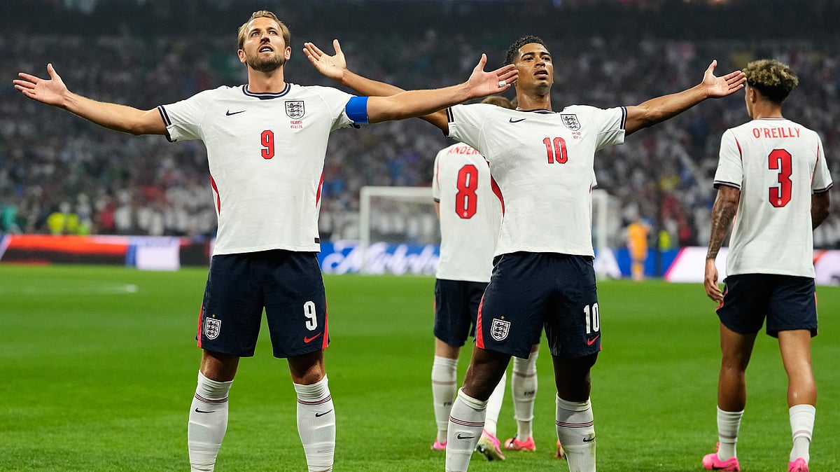 England's Jude Bellingham (10) celebrates with teammate Harry Kane (9) after scoring his team's first goal during the World Cup round of 16 soccer match between Mexico and England in Mexico City, Sunday, July 5, 2026 - (AP Photo/Natacha Pisarenko)