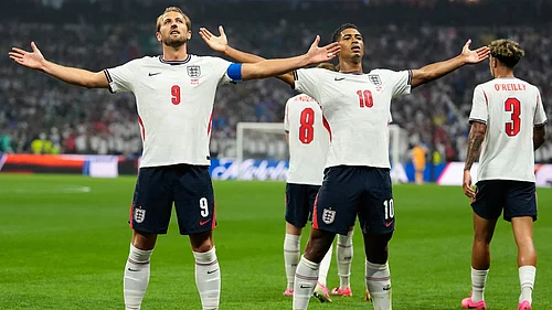 (AP Photo/Natacha Pisarenko) : Englands Jude Bellingham (10) celebrates with teammate Harry Kane (9) after scoring his teams first goal during the World Cup round of 16 soccer match between Mexico and England in Mexico City, Sunday, July 5, 2026