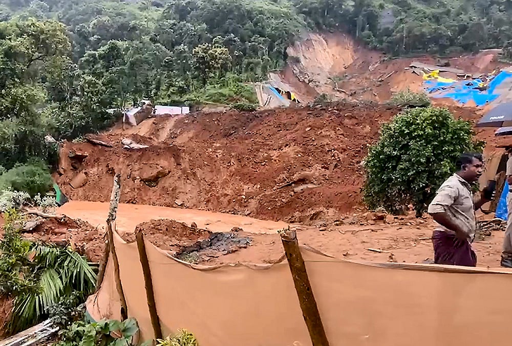Kalladi landslide pictures