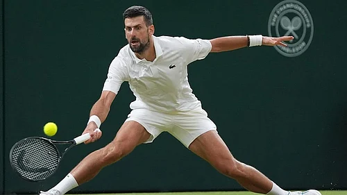 | Photo: AP/Maja Smiejkowska : Novak Djokovic of Serbia returns the ball to Felix Auger-Aliassime of Canada in their quarter-final mens singles match at the Wimbledon Tennis Championships in London, Tuesday, July 7, 2026.