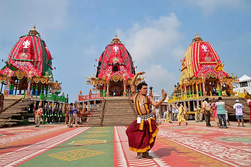 Odissi dancer performing in front of Puri Rath Yatra chariots
