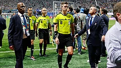 Referee Francois Letexier, of France, leaves the pitch after the World Cup round of 16 soccer match between Argentina and Egypt in Atlanta, Tuesday, July 7, 2026 - (AP Photo/Erik S. Lesser)