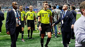 (AP Photo/Erik S. Lesser) : Referee Francois Letexier, of France, leaves the pitch after the World Cup round of 16 soccer match between Argentina and Egypt in Atlanta, Tuesday, July 7, 2026