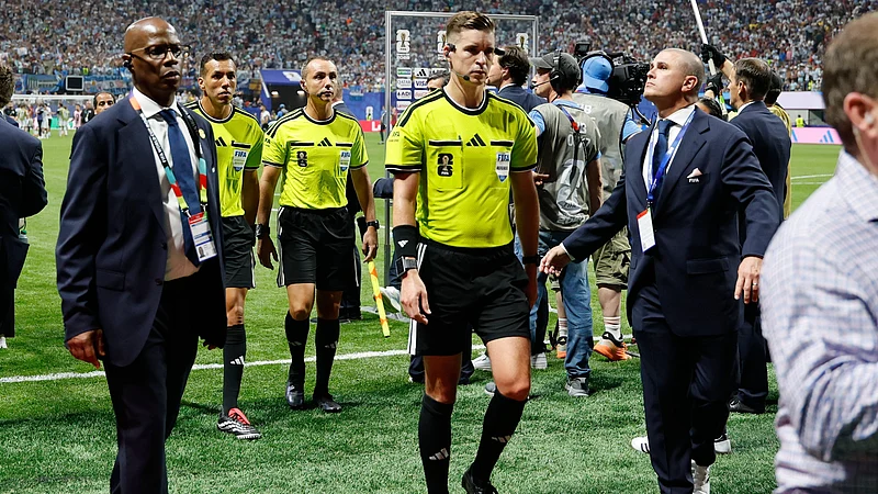 (AP Photo/Erik S. Lesser) : Referee Francois Letexier, of France, leaves the pitch after the World Cup round of 16 soccer match between Argentina and Egypt in Atlanta, Tuesday, July 7, 2026