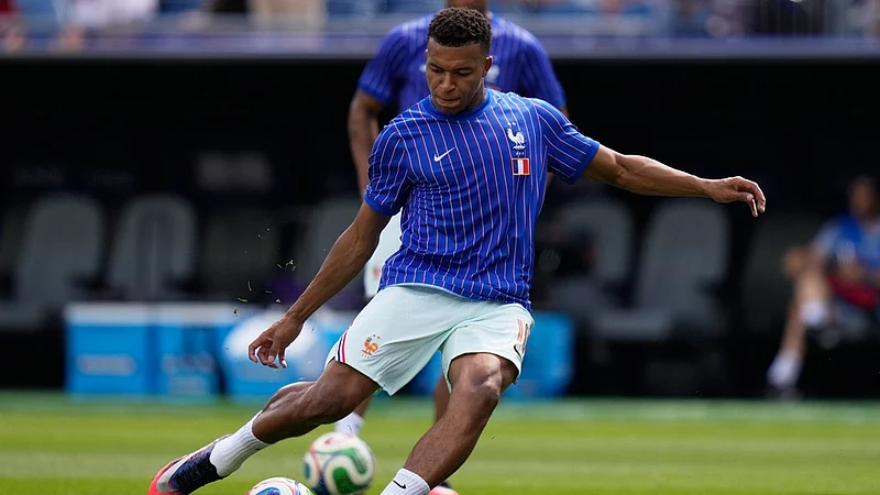 AP Photo/Charles Krupa : Frances Kylian Mbappe warms up before the World Cup quarterfinal soccer match between France and Morocco in Foxborough