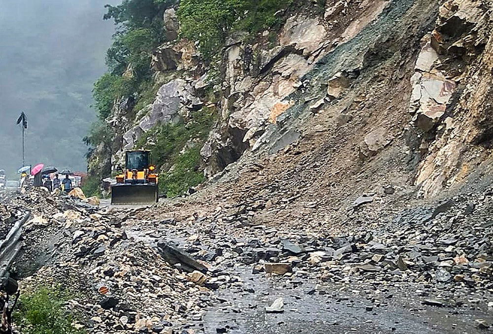 Landslide blocks Gangotri Highway in Uttarkashi