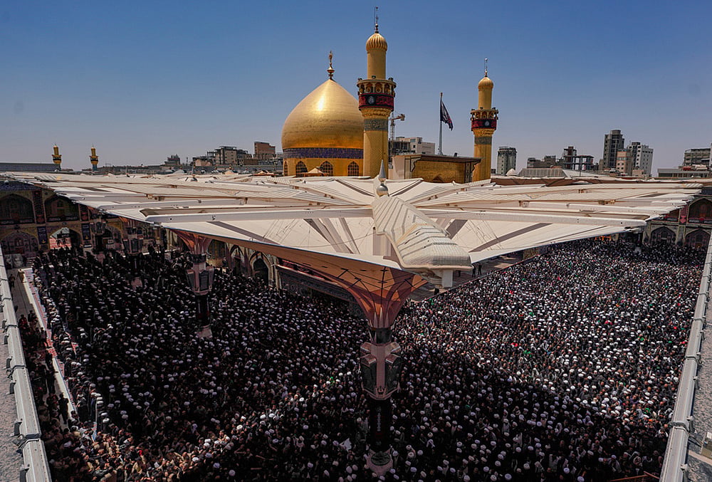 Mourners gather in prayer during the funeral procession for the late Iranian Supreme Leader Ayatollah Ali Khamenei inside the Imam Ali Shrine in Najaf, Iraq, Wednesday, July 8, 2026.  - | Photo: AP/Anmar Khalil
