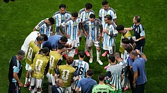Argentinian player take a break during the World Cup round of 16 soccer match between Argentina and Egypt in Atlanta, Tuesday, July 7, 2026. - (AP Photo/Chris Carlson)