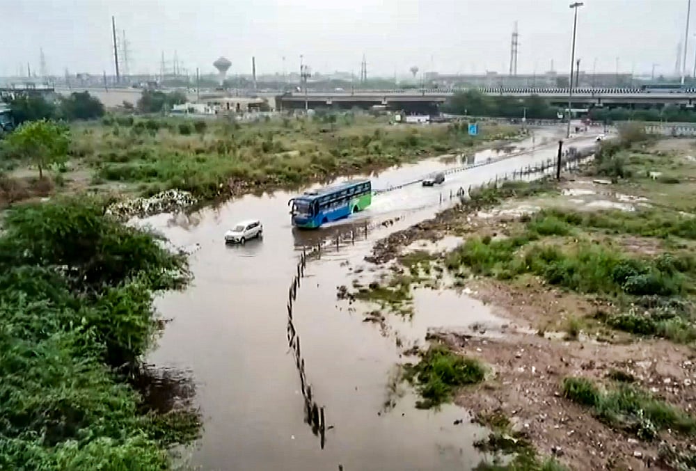 Waterlogging disrupts traffic near Ghazipur Mandi