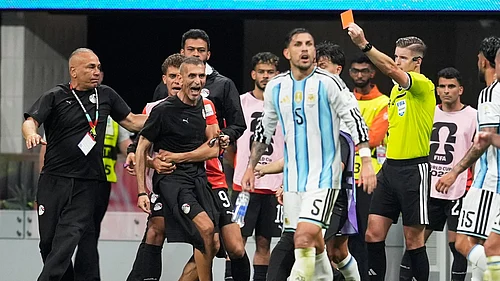 (AP Photo/Mike Stewart) : Referee Francois Letexier of France shows a red card to Egypt assistant coach Mohamed Abdel Wahed during the World Cup round of 16 soccer match between Argentina and Egypt in Atlanta, Tuesday, July 7, 2026