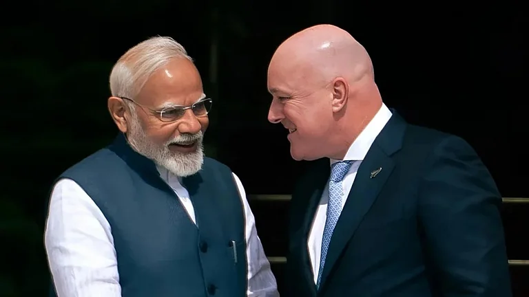 PM Modi Arrives in New Zealand on Final Leg of Three-Nation Tour - null