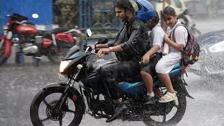 Heavy Rain Lashes Bengal; IMD Predicts More Showers Over Next Few Days - null