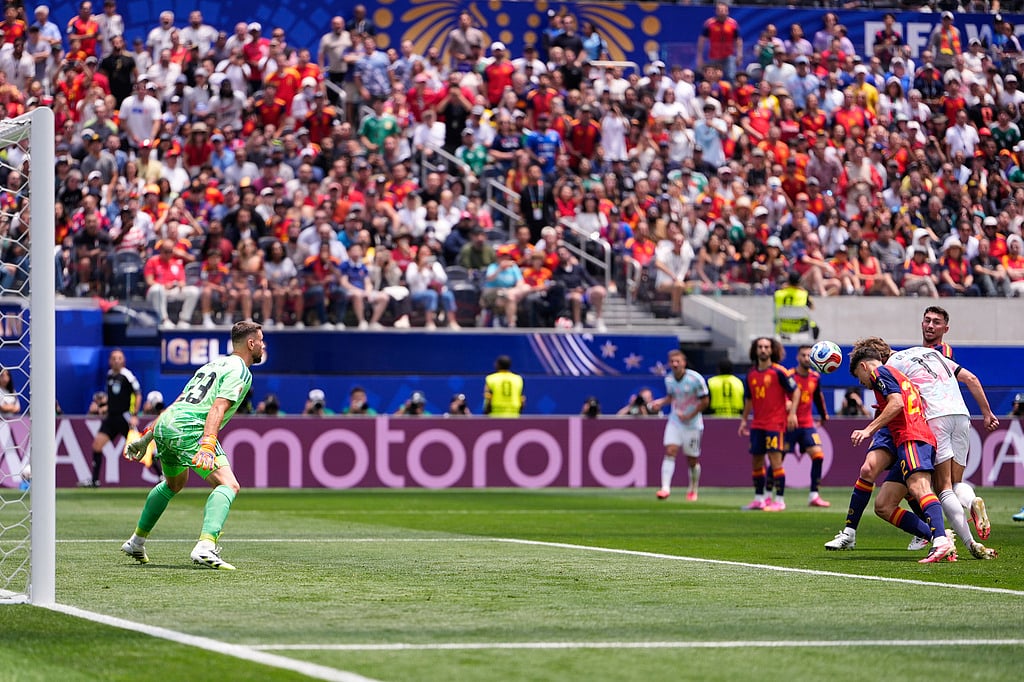 Belgiums Charles De Ketelaere (17) scores his sides opening goal as Spains Pau Cubarsi (22) and Spain goalkeeper Unai Simon (23) defend during the World Cup quarterfinal soccer match between Spain and Belgium in Inglewood