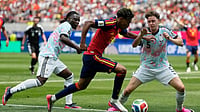 AP Photo/Andre Penner : Spain's Lamine Yamal (19) controls the ball as Belgium's Maxim De Cuyper (5) and Jeremy Doku (11) defend during the World Cup quarterfinal soccer match between Spain and Belgium in Inglewood