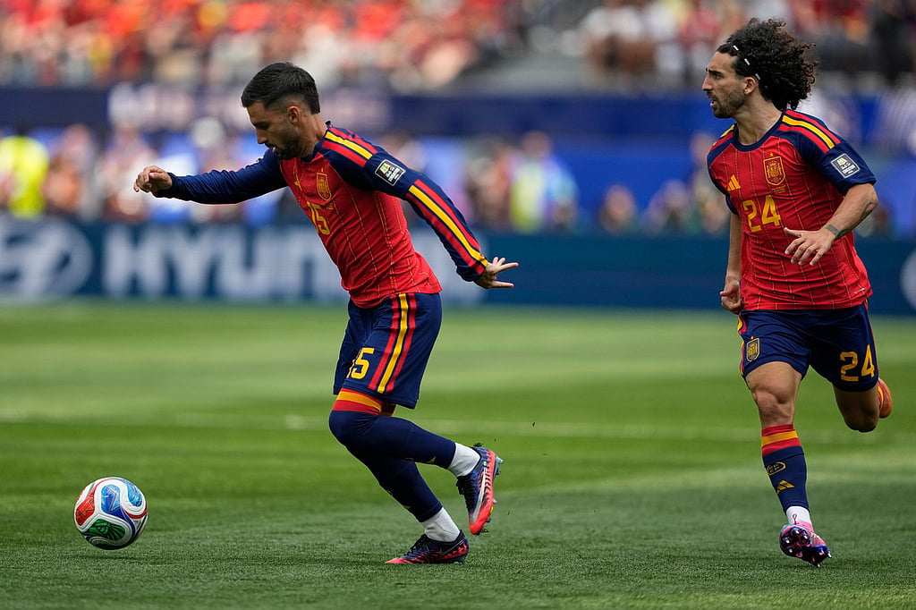Spains Alex Baena (25) runs ahead with the ball during the World Cup quarterfinal soccer match between Spain and Belgium in Inglewood