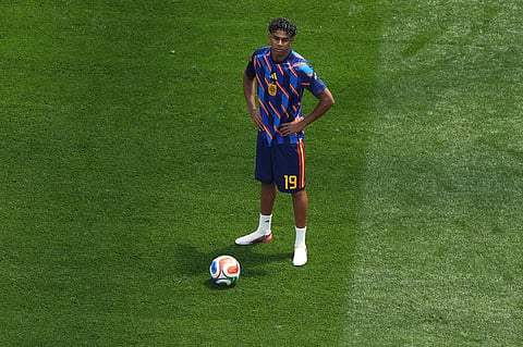 Spain's Lamine Yamal (19) warms up for the World Cup quarterfinal soccer match between Spain and Belgium in Inglewood