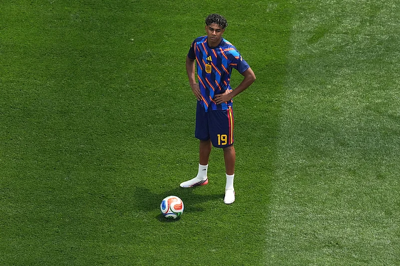Spains Lamine Yamal (19) warms up for the World Cup quarterfinal soccer match between Spain and Belgium in Inglewood