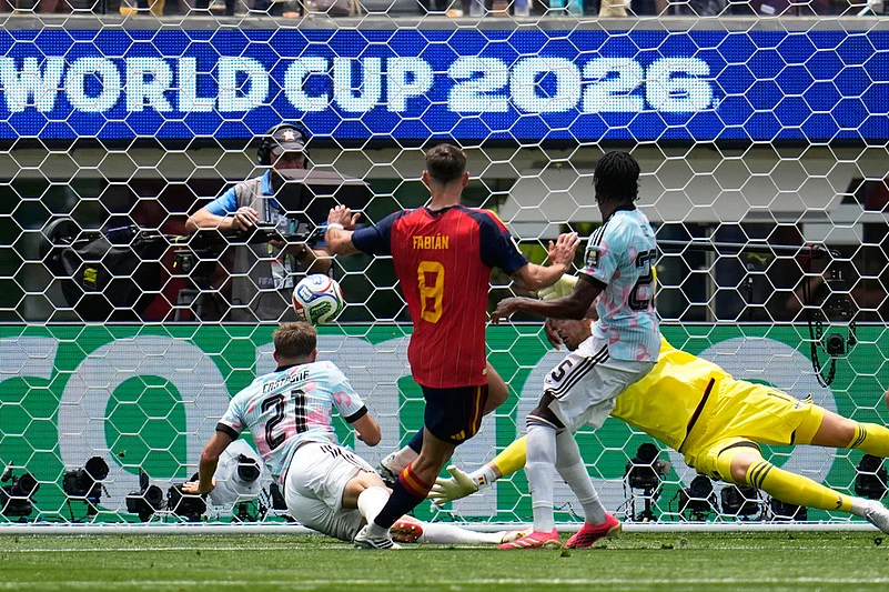 pains Fabian Ruiz (8) scores their opening goal during the World Cup quarterfinal soccer match between Spain and Belgium in Inglewood